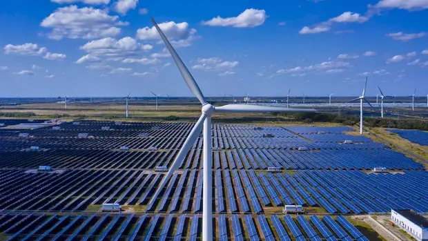Energia rinnovabile: delle pale eoliche e dei pannelli fotovoltaici