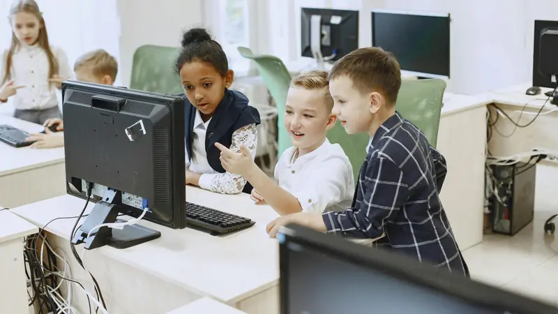 Bambini alle prese con l'informatica