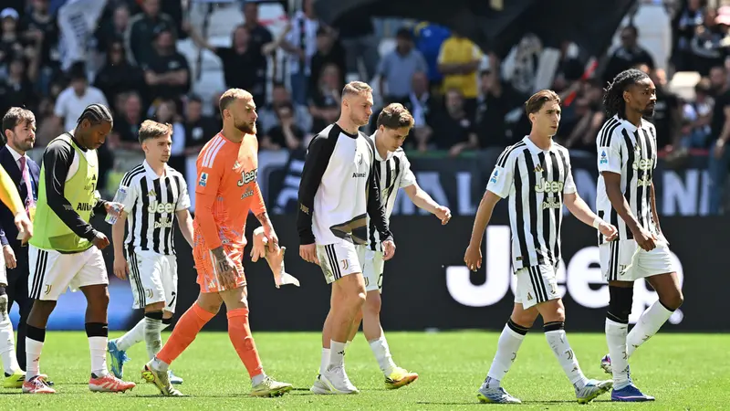 I giocatori della Juve a capo chino dopo la pesante sconfitta con la Fiorentina - Foto Ansa © www.giornaledibrescia.it