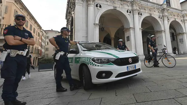 Agenti della Polizia Locale davanti a palazzo Loggia