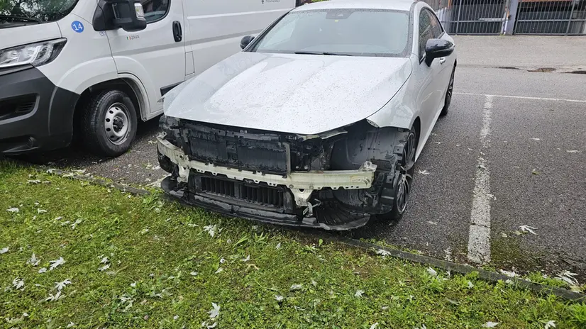 La berlina sventrata a Calvagese della Riviera