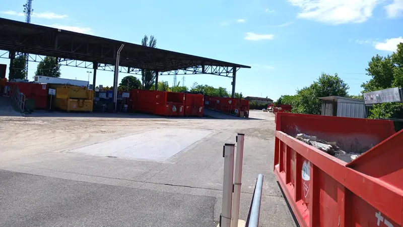Dentro al centro di raccolta rifiuti