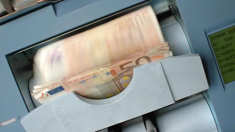In Italia ogni immigrato invia in patria mediamente 134 euro al mese