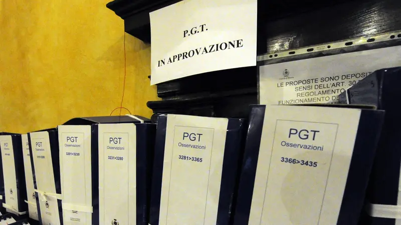 I faldoni del precedente Pgt approvato in Loggia nel 2012 - © www.giornaledibrescia.it