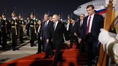 Vladimir Putin con il ministro degli esteri cinese Wang Yi a Pechino - Foto Ansa © www.giornaledibrescia.it