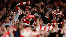 Tifosi dell'Arsenal festeggiano la conquista della Premier dopo la vittoria contro il Burnley - Foto Ansa © www.giornaledibrescia.it