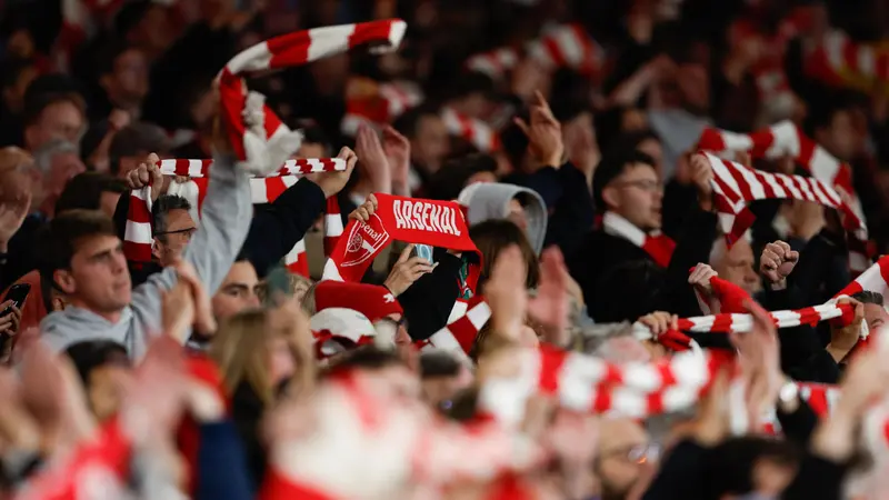 Tifosi dell'Arsenal festeggiano la conquista della Premier dopo la vittoria contro il Burnley - Foto Ansa © www.giornaledibrescia.it
