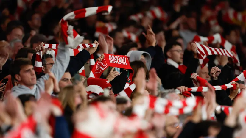 Tifosi dell'Arsenal festeggiano la conquista della Premier dopo la vittoria contro il Burnley - Foto Ansa © www.giornaledibrescia.it