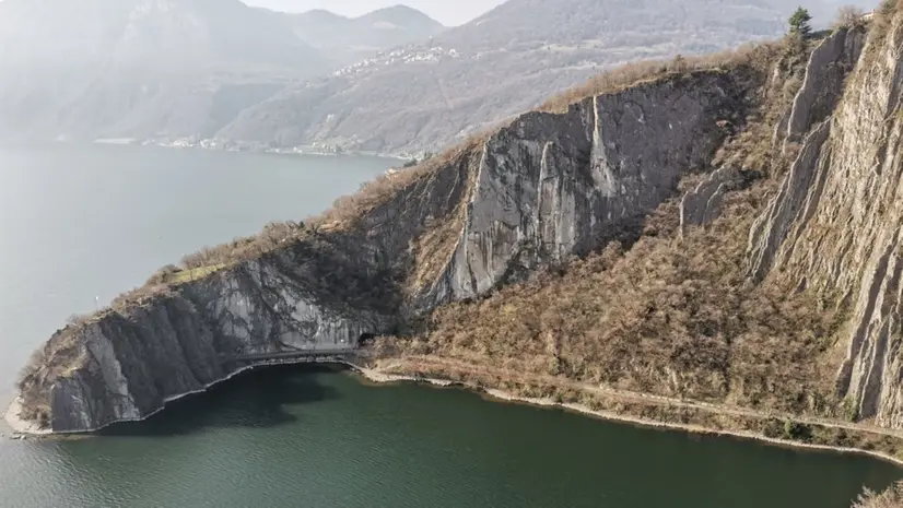 Uno scorcio suggestivo sul Bögn di Zorzino, con i rilievi in pietra calcare