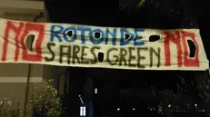 Uno degli striscioni affissi dai cittadini - © www.giornaledibrescia.it