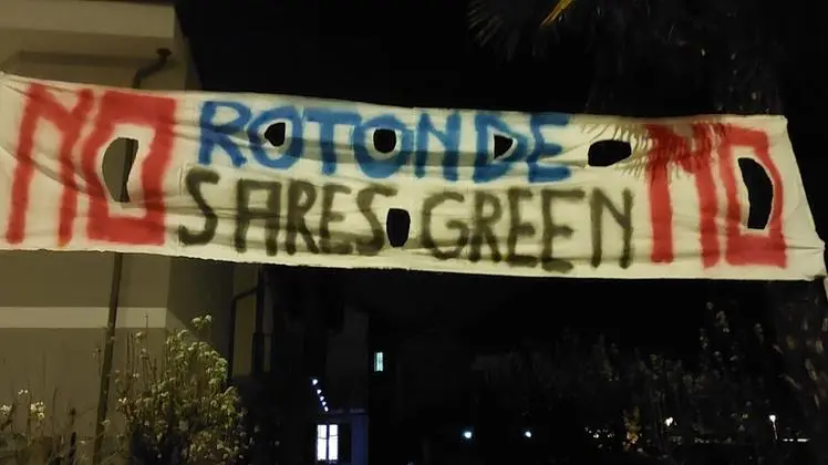 Uno degli striscioni affissi dai cittadini - © www.giornaledibrescia.it