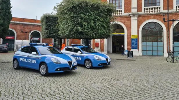 Auto della Polizia in Stazione
