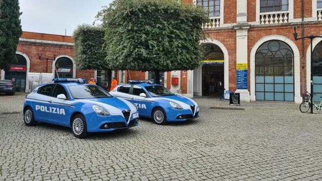 Auto della Polizia in Stazione