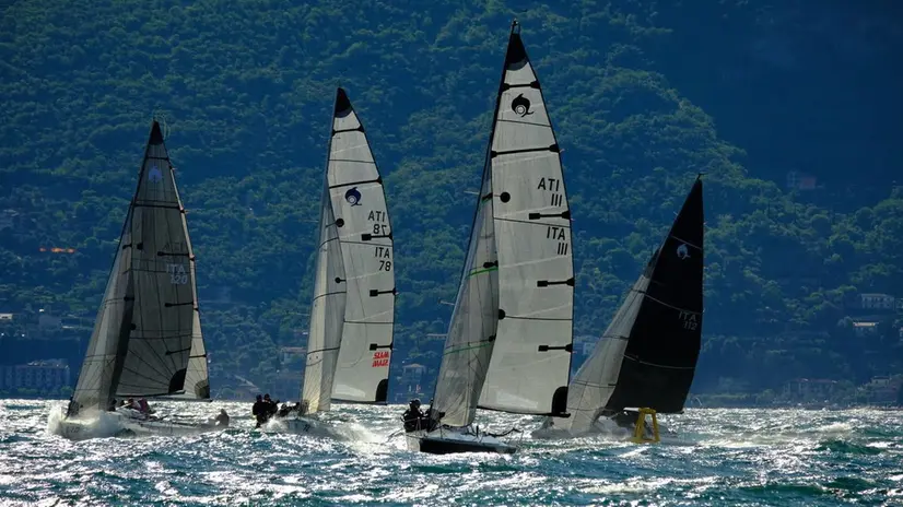 Lo spettacolo delle barche in acqua per la Gentlemen's Cup