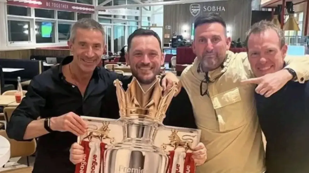 Andrea Berta, primo a sinistra, ha festeggiato la conquista della Premier League all'Emirates stadium (da Instagram)