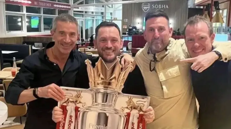 Andrea Berta, primo a sinistra, ha festeggiato la conquista della Premier League all'Emirates stadium (da Instagram)