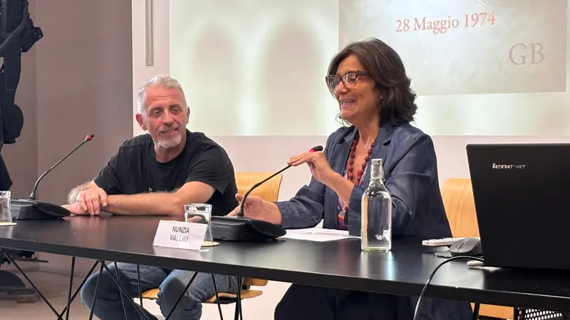 L'autore Gianni Bera con la direttrice Nunzia Vallini - © www.giornaledibrescia.it
