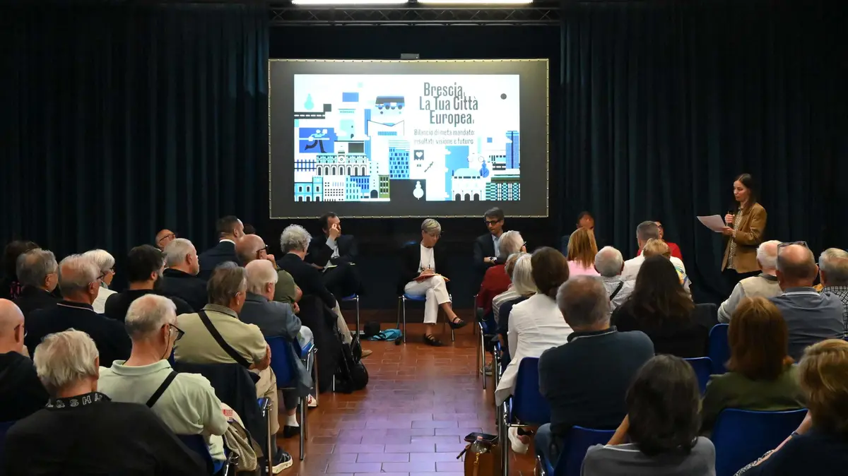 Le immagini dell'assemblea di quartiere della zona nord della città