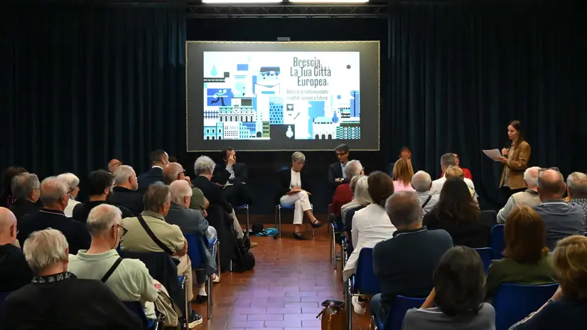 Le immagini dell'assemblea di quartiere della zona nord della città