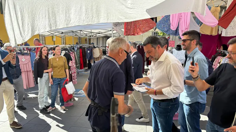 Matteo Salvini tra la folla - © www.giornaledibrescia.it