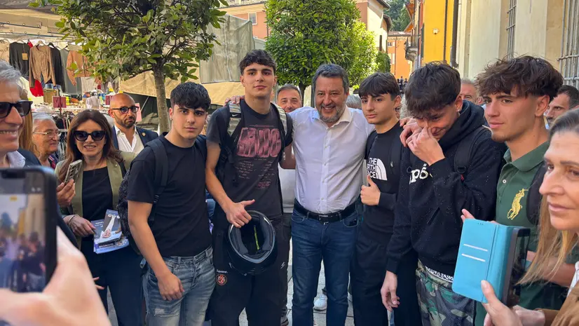 Matteo Salvini con dei giovani sostenitori - © www.giornaledibrescia.it
