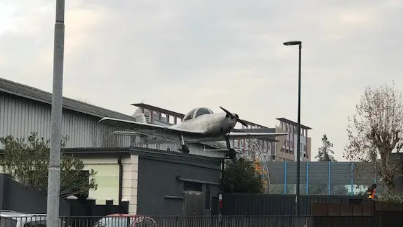 Il Piaggio P148 «ospitato» dall’azienda «Età del ferro» di via Zara - © www.giornaledibrescia.it