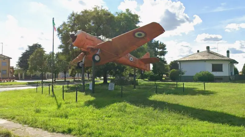 A Quinzano un biposto da addestramento T6 Texan - Foto tratta da Street View/Google Maps