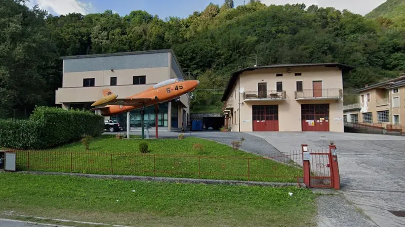 Il «macchino» MB326 esposto fuori da un'azienda di Vestone lungo la ex Ss 237 - Foto Street View/Google Maps
