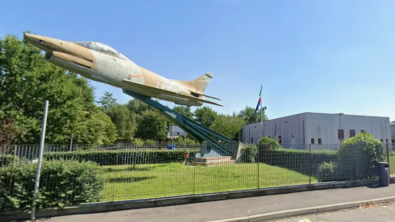A Manerbio un vecchio ricognitore Fiat G91R - Foto Street View/Google Maps