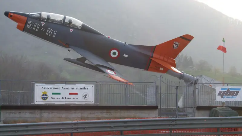 Il Fiat G91T biposto da addestramento che si trova a Lumezzane S. Sebastiano - © www.giornaledibrescia.it
