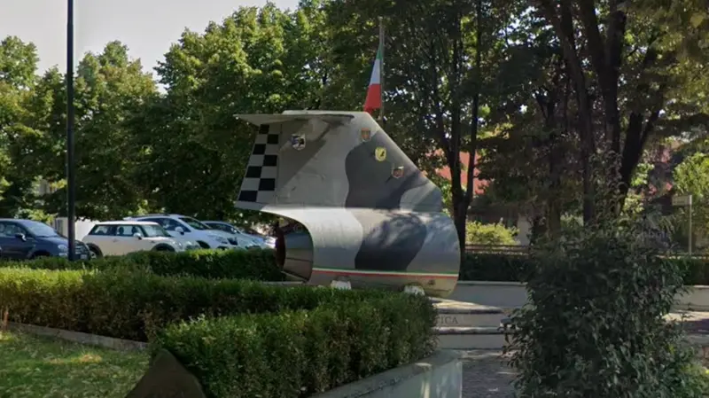 Il troncone con coda e deriva di uno «spillone» F-104 a Cologne - Foto Street View/Google Maps