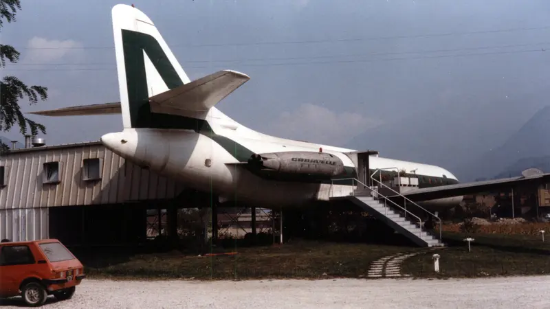 Così appariva nel 1985 l'ex Caravelle «Canopo» di Alitalia trasformato in ristorante a Breno - © www.giornaledibrescia.it