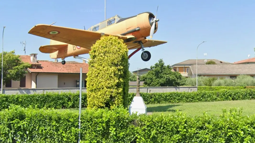 Il T6 Texas, vecchio addestratore trasformato in monumento a Ospitaletto - Foto da Street View/Google Maps