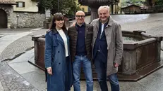 I presentatori del programma con il sindaco di Borno al centro