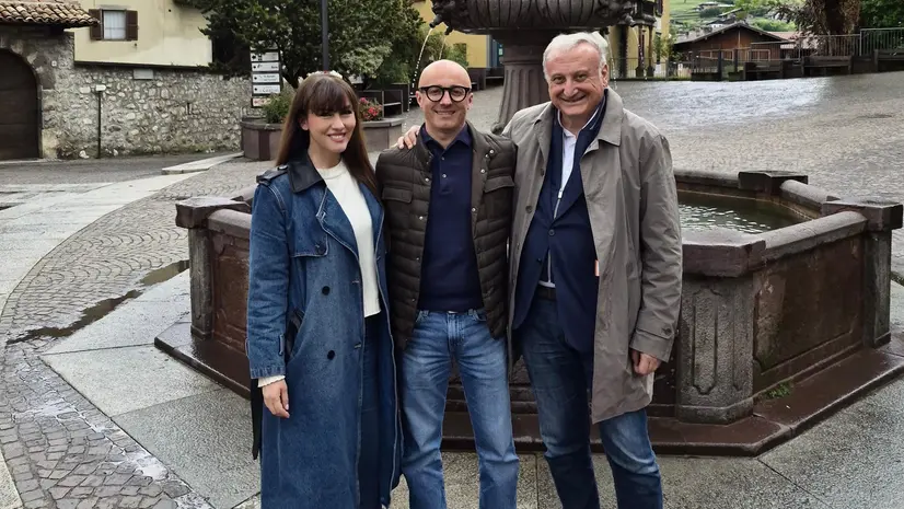 I presentatori del programma con il sindaco di Borno al centro