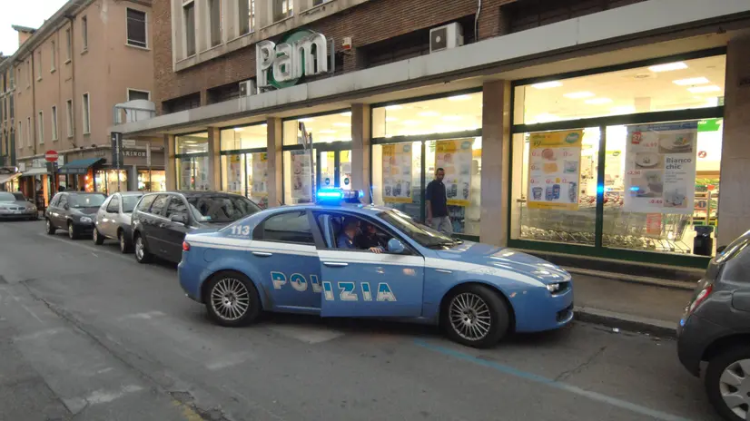 La Polizia fuori dal supermercato in una foto d’archivio