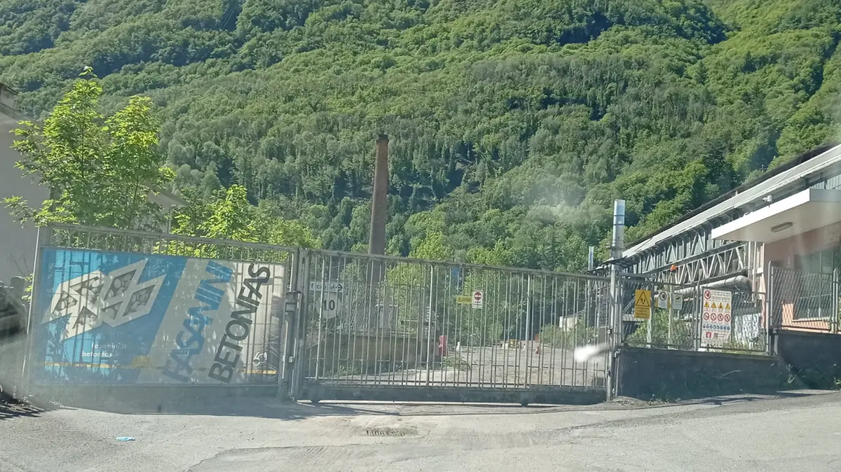 I cancelli dell'Ex Selca pronti ad aprirsi per far uscire i camion