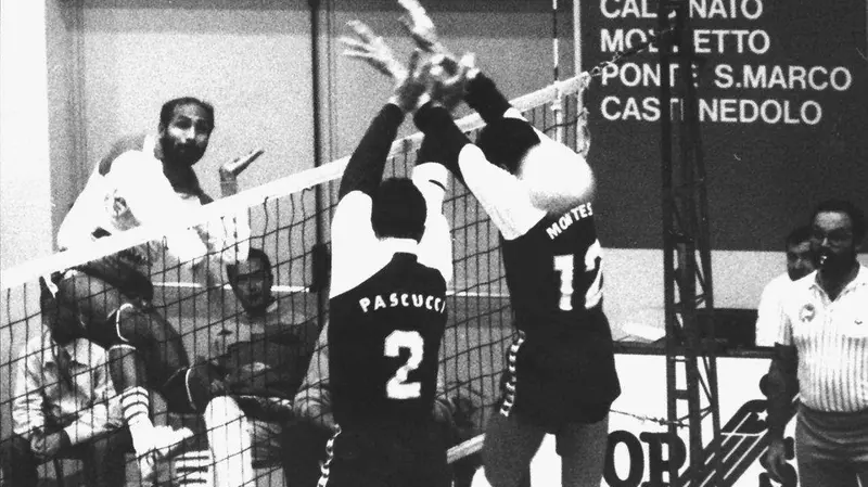 Un attacco dell'indimenticato Jimmy George - Un momento di uno dei derby tra Gabeca Montichiari e Colmark Brescia - © www.giornaledibrescia.it