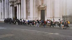 Numerosi i giovani in giro con strumenti musicali