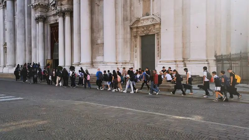 Numerosi i giovani in giro con strumenti musicali