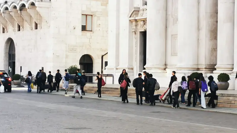 Ragazzi in giro con i propri strumenti musicali