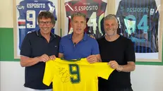 Careca in mezzo ad Agostino Esposito della Voluntas e Salvatore Cirillo della Zeus - © www.giornaledibrescia.it