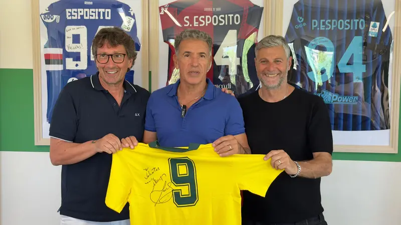 Careca in mezzo ad Agostino Esposito della Voluntas e Salvatore Cirillo della Zeus - © www.giornaledibrescia.it