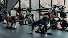 In sala pesi per tenersi in forma