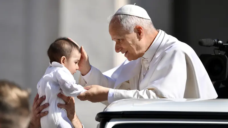 Il Papa con un bebè - Foto Ansa © www.giornaledibrescia.it