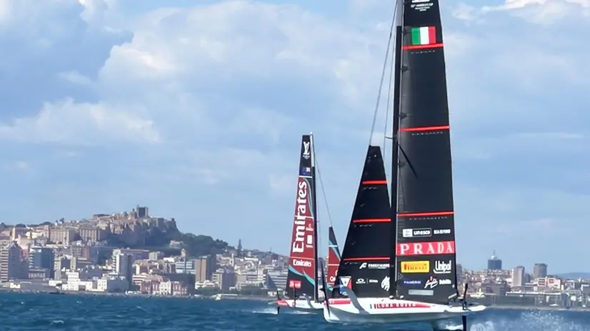 Per Luna Rossa primo giorno di regate a Cagliari da applausi - Foto Ansa Francesco Nonnoi
