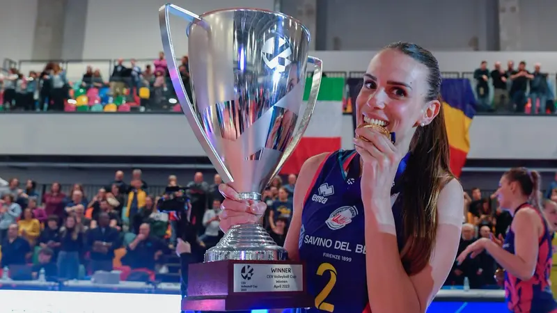 Alberti con la Coppa Cev vinta con Scandicci