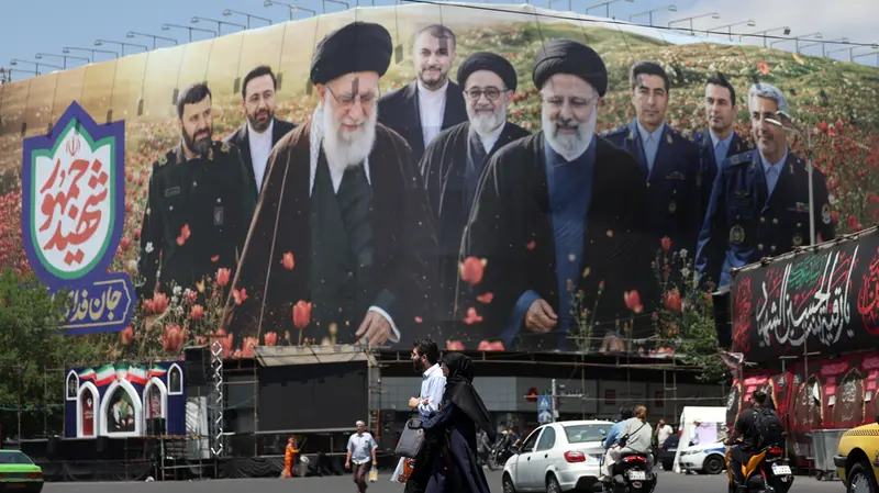 a large Un cartellone a Teheran mostra l'ex Ayatollah Ali Khamenei e l'ex presidente Ebrahim Raisi - Foto Ansa © www.giornaledibrescia.it