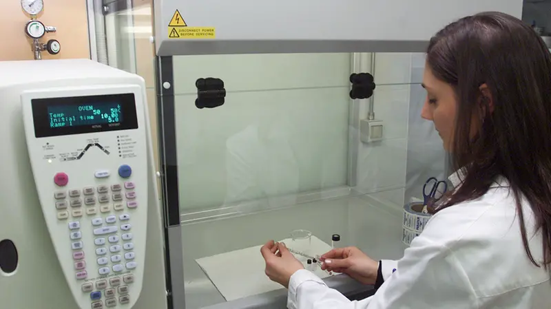 Nei laboratori di Arpa Lombardia vengono effettuati monitoraggi