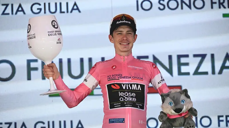 Jonas Vingegaard in maglia rosa - foto Ansa